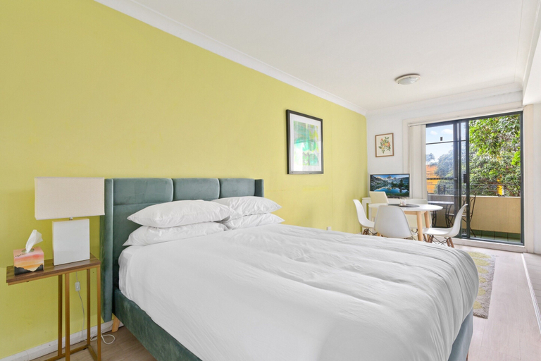 Room 3, Serene Studio With Balcony in Prime Location, Sydney