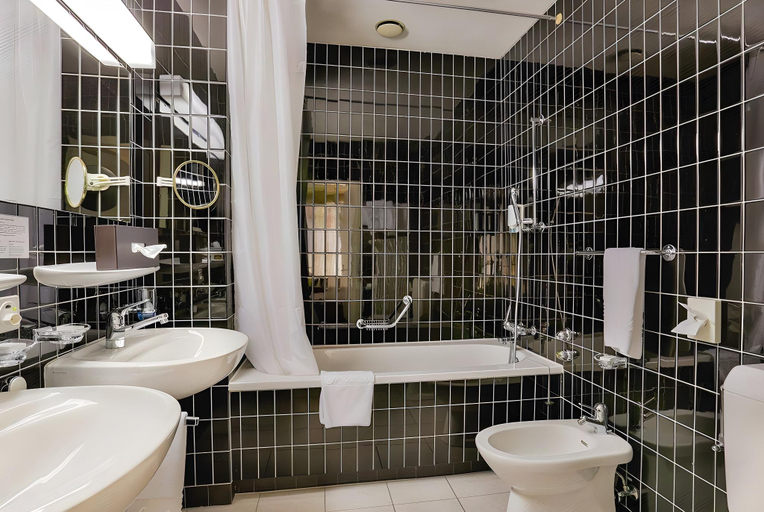 Bathroom 5, Belvedere Strandhotel & Restaurant, Niedersimmental