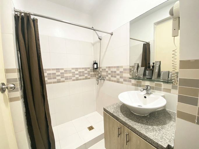 Bathroom 5, The Exchange Regency Residence Hotel, Pasig City