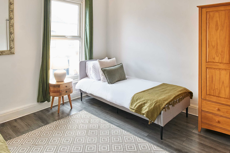 Room 5, Host Stay Bishop House, Sefton