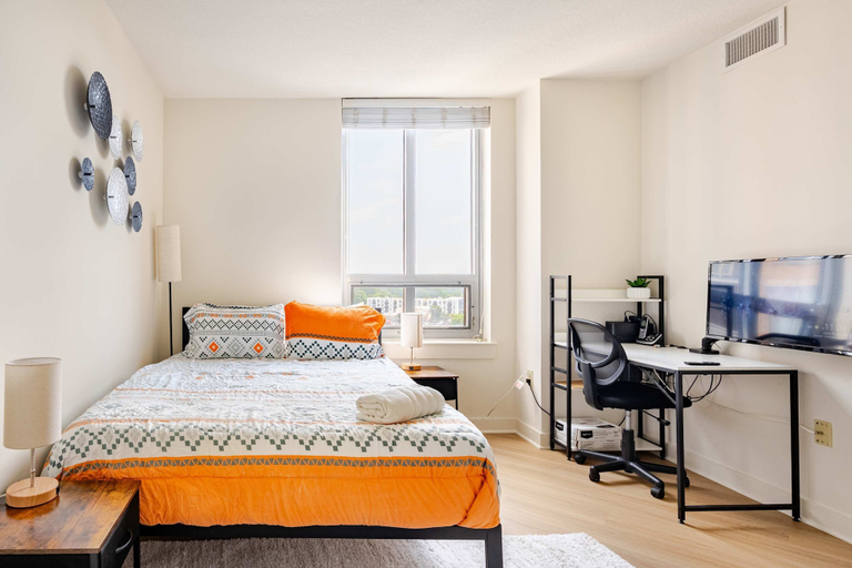 Room 3, Downtown Silver Spring Walkable Metro Skyline Balcony Corner Suite Luxe Pad, Montgomery