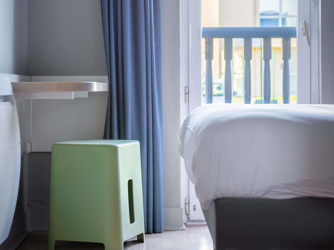 Bedroom 3, ibis budget Caen Hérouville, Calvados
