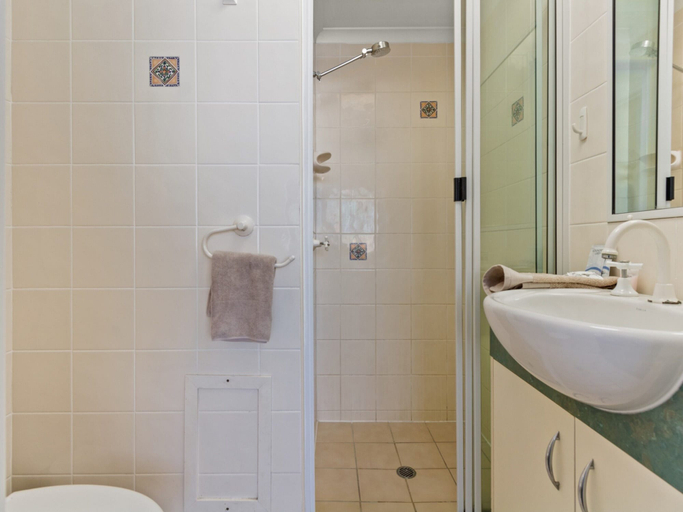 Bathroom 3, Spacious Esplanade Apartment With Rooftop Access, Hervey Bay - Pt A