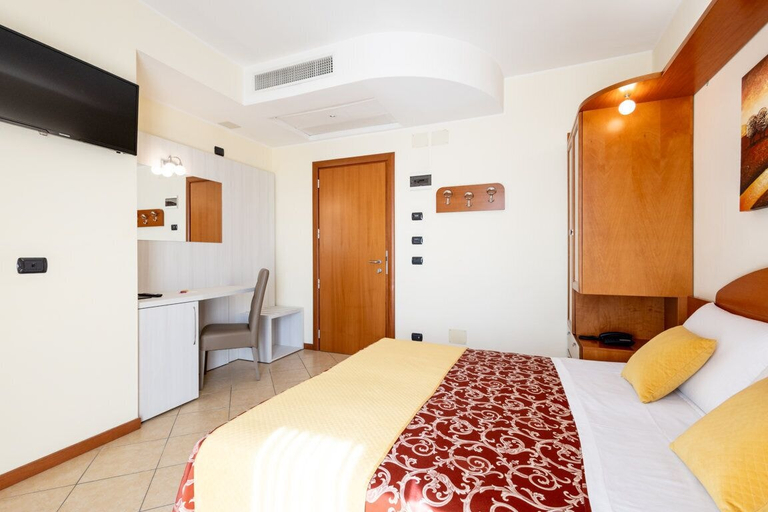 Bedroom 4, Hotel Palm Beach, Rimini