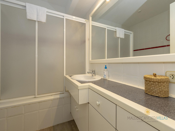 Bathroom 2, Apartment in Port de Pollenca by the Beach, Baleares