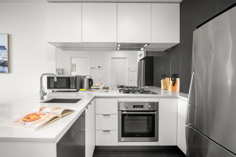 Kitchen 3, Bright 1-Bed Apartment Near Beach and Cafés, Melbourne