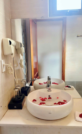 Bathroom 4, Gardenia Hue Hotel, Huế