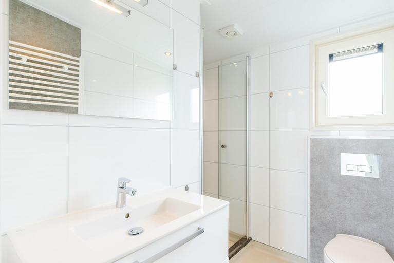 Bathroom 4, Modern Chalet With Dishwasher, Near the Beach, Ameland