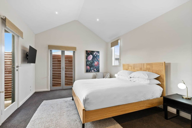 Room 2, Chic 2-bed Home By Bustling Shops, Melbourne