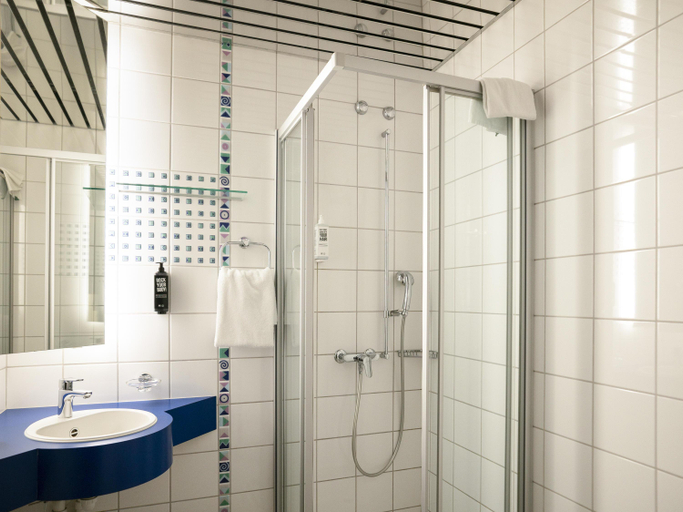 Bathroom 5, ibis Luzern Kriens, Luzern