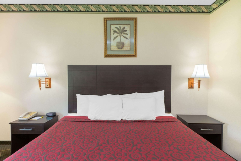 Bedroom 2, Days Inn by Wyndham Sullivan, Sullivan