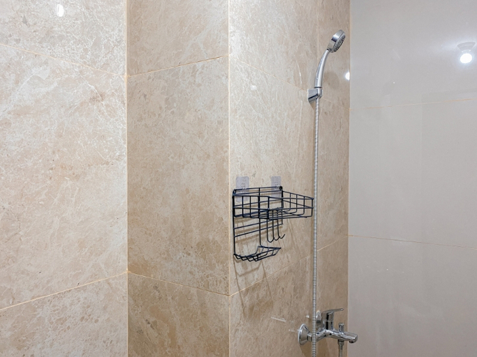 Bathroom 3, Sophisticated 2BR Apartment at Transpark Cibubur by Travelio, Depok