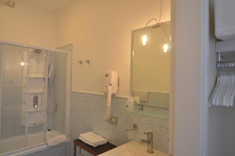 Bathroom 3, Hotel Tiepolo, Venezia