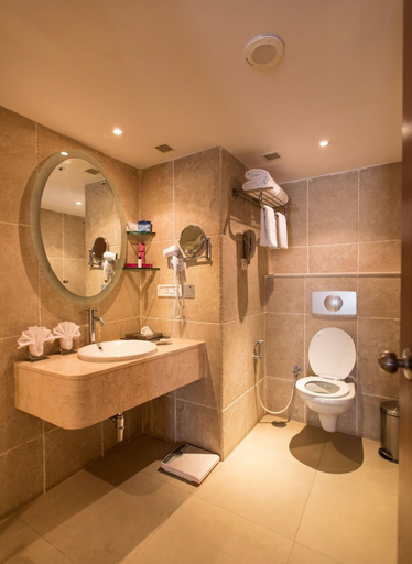 Bathroom 5, The Chancery Pavillion Hotel, Bangalore