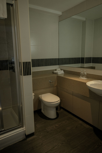 Bathroom 3, Fairways Inn, Manchester