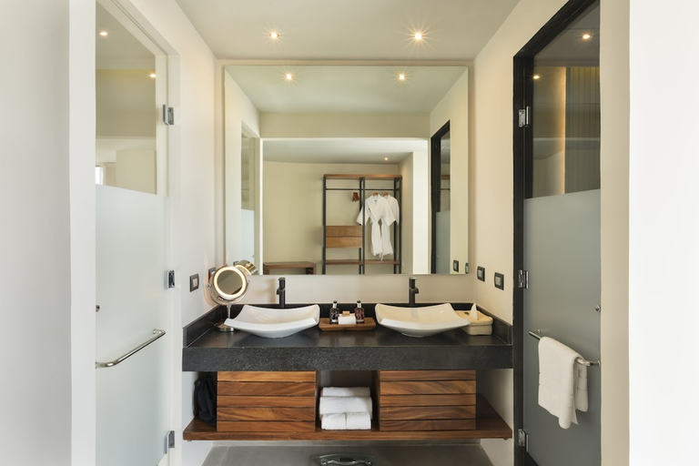 Bathroom 3, Mvngata Beach Hotel, Cozumel