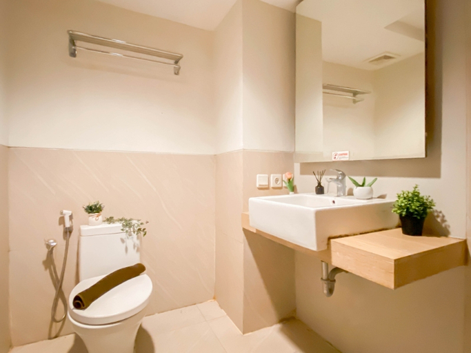 Bathroom 5, Minimalist and Homey Studio at Apartment Bogor Icon by Travelio, Bogor