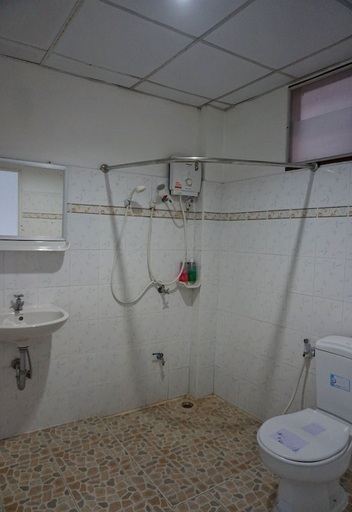 Bathroom 4, Kasarin Court, Fang