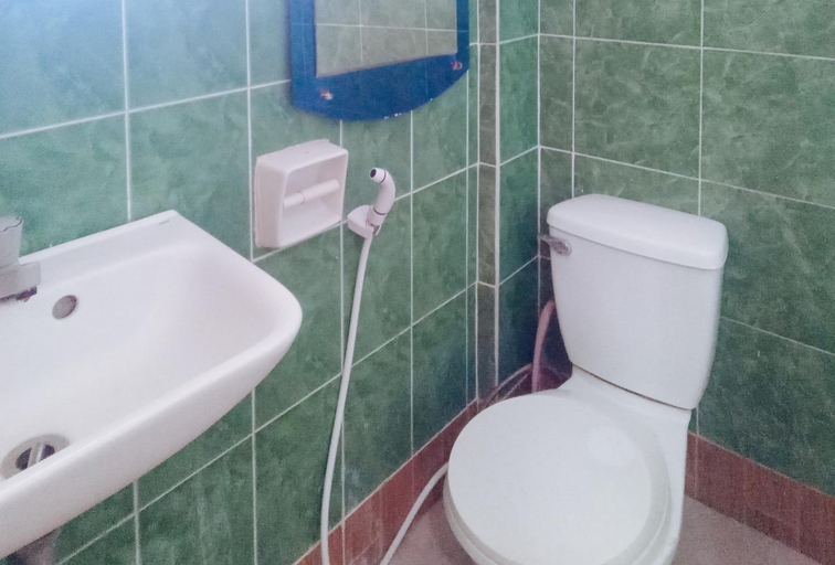 Bathroom, RedDoorz @ Rachael Pension House, Santander