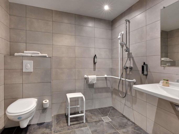 Bathroom 3, Ibis budget Montpellier Millènaire, Hérault