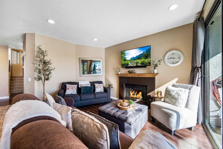 Room 4, Cozy Lakeside Retreat in PGA West Bbq Scenic Views, Riverside
