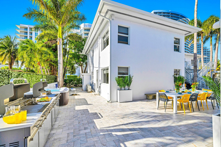 Room 3, Beach Condo King Bed Lush Patio w BBQ Birch Key Five, Broward