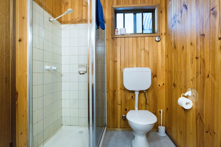 Bathroom 4, Kookaburra Motor Lodge, N. Grampians  - Stawell