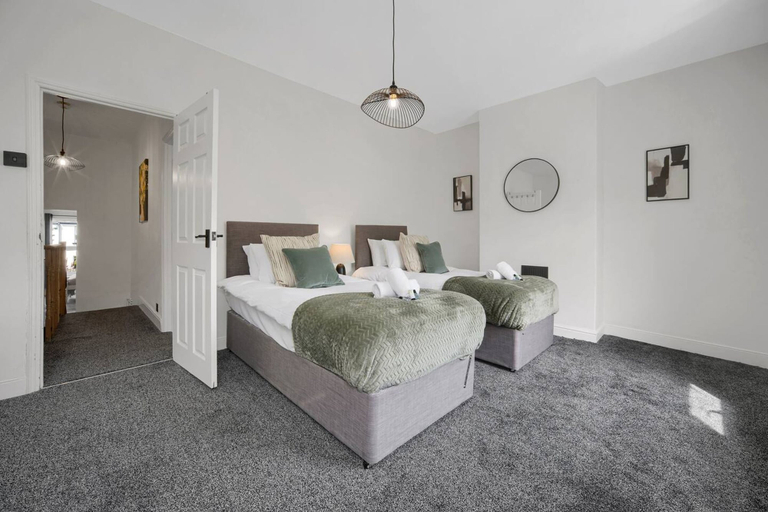 Room 2, Central Chic - Huge Home - Free Wifi, Cardiff