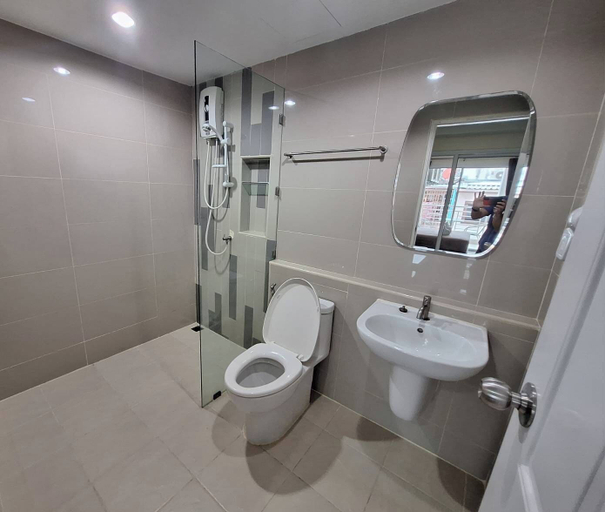Bathroom 5, The Cosy River, Khlong San