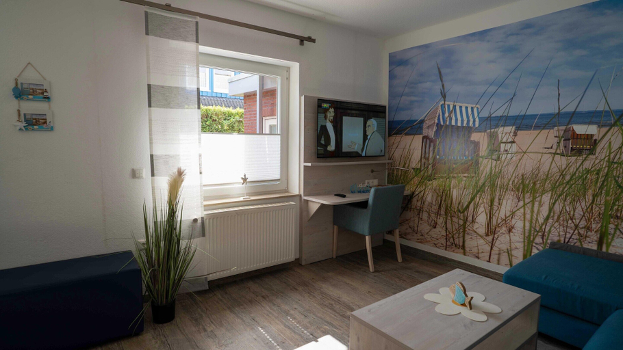 Living room 2, Komfortable Ferienwohnung mit Terrasse; Bensersiel, Wittmund