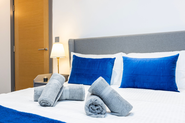 Room 5, 2 Bed 2 Bath Deluxe Flat in Kensington, London