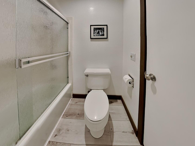 Bathroom 4, Slopeside Condo with Fireplace, Mono