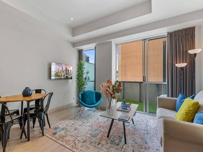 4, Sophisticated CBD 2-Bed Apartment by Yarra River, Melbourne