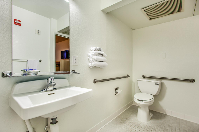 Bathroom 4, Motel 6 Williams, CA, Colusa