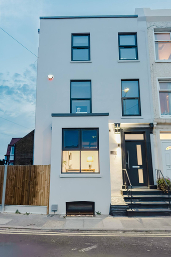 Room 4, Luxury Seaside Home Parking Sleeps 8 by Adliv, Kent