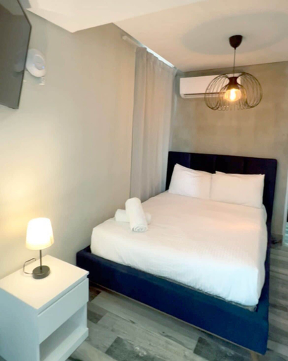 Room 5, Tapia Haus 103