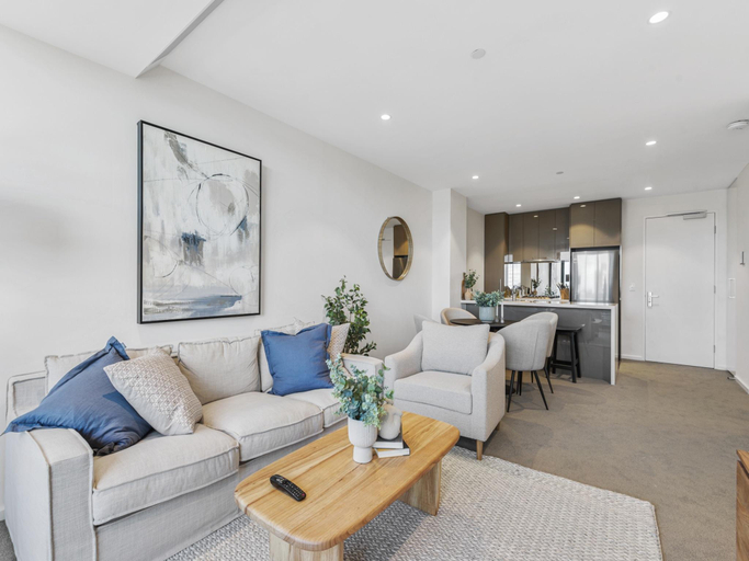 2, Elegant 2-Bed Apartment with Balcony City Views, Melbourne