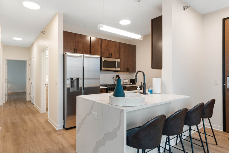 Private kitchen, Brand-new 3BR City Views Prime West Loop Spot, Cook