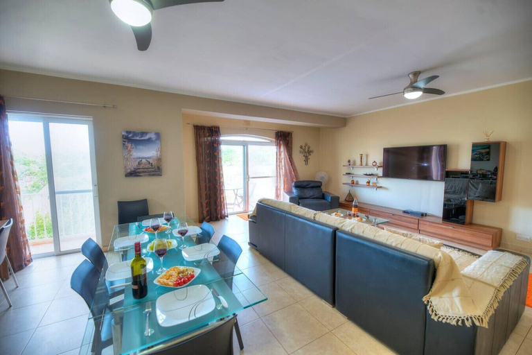 Room 2, Spacious Apartment With Pool in Misrah Simar Qala