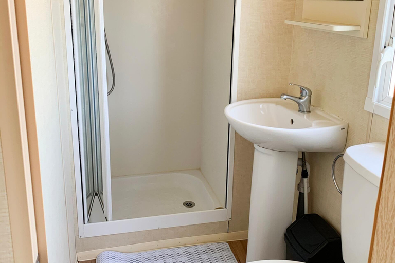 Bathroom, Beautiful 3-bedroom Caravan at Mersea Island, Essex