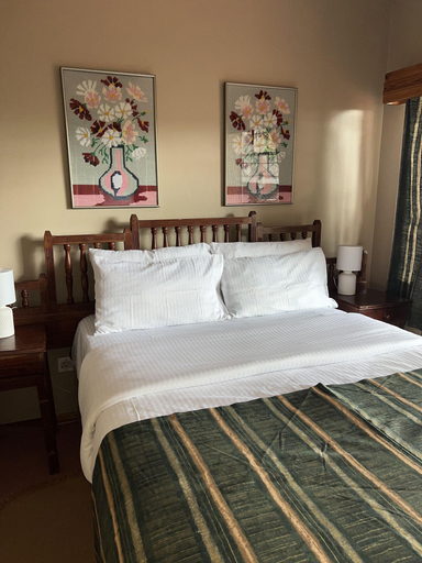 Room 2, Three Bedroomed House in Juliasdale - 2192, Nyanga