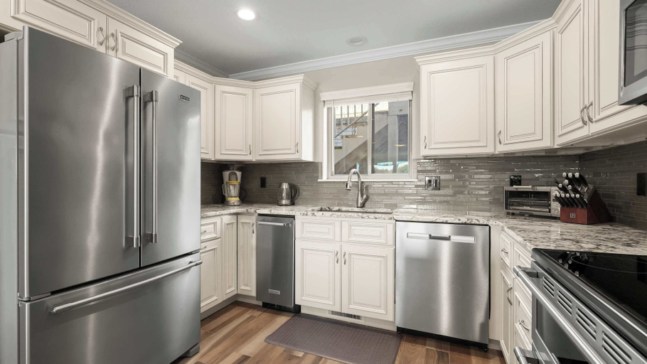 Private kitchen 2, Lakeside Haven - Condo for 8, Camden