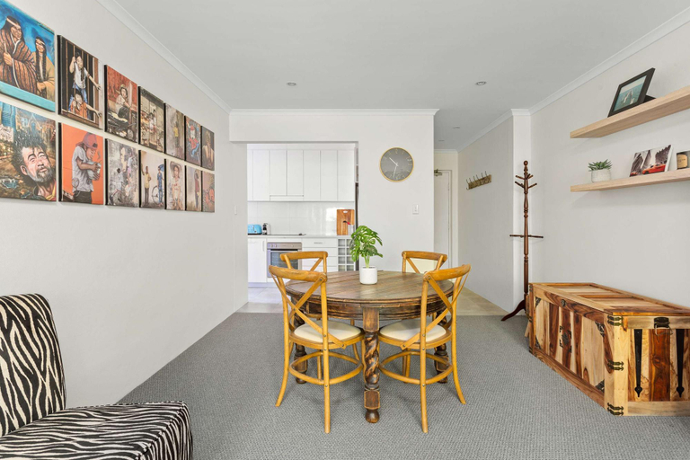 Separate living room 2, Beautifully Peaceful 2-Bed Apartment, Sydney