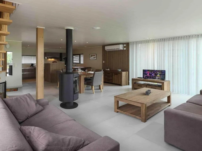 5, Elegant Villa for 8 Guests, Hainaut