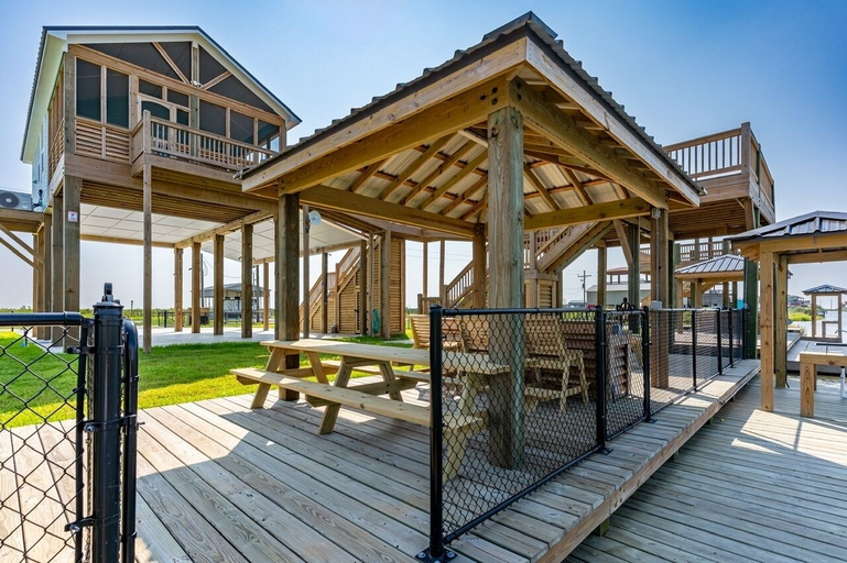 Outdoor dining 4, Mabry 1 Bedroom Home, Galveston