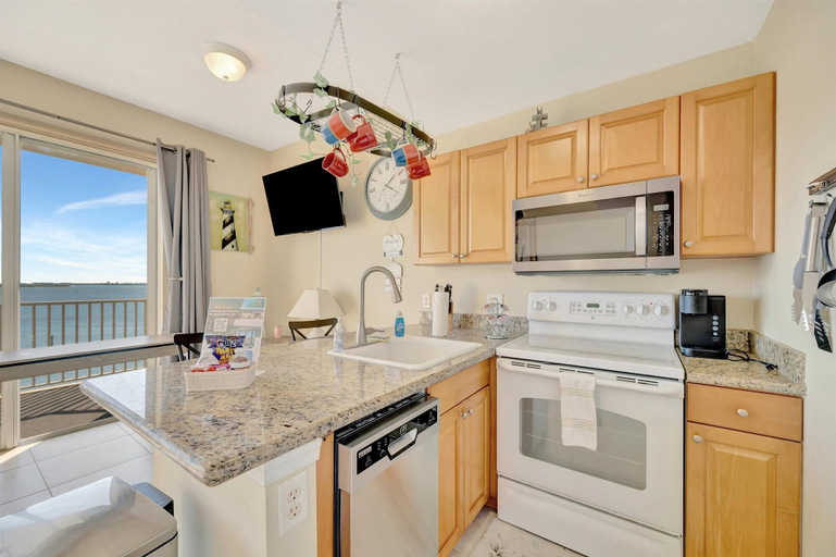 Room 2, Waterview Balcony HOT TUB Heated Pool Rum Bar, Pinellas