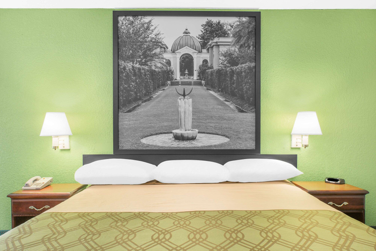 Bedroom 2, Super 8 by Wyndham Mobile, Mobile