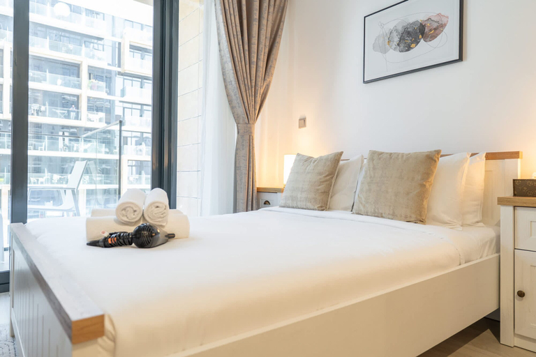 Room 3, Peaceful Studio in Azizi Riviera 38 With Pool View, Dubai