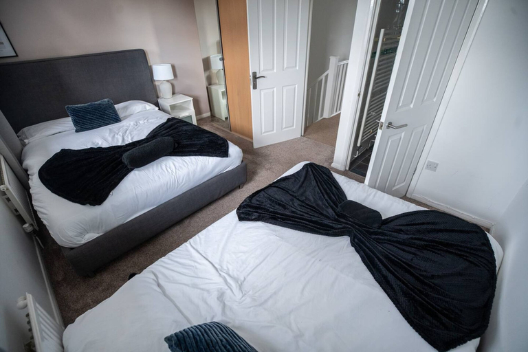 Room 5, Beautiful Cardiff Wharf Free Parking Waterviews, Cardiff