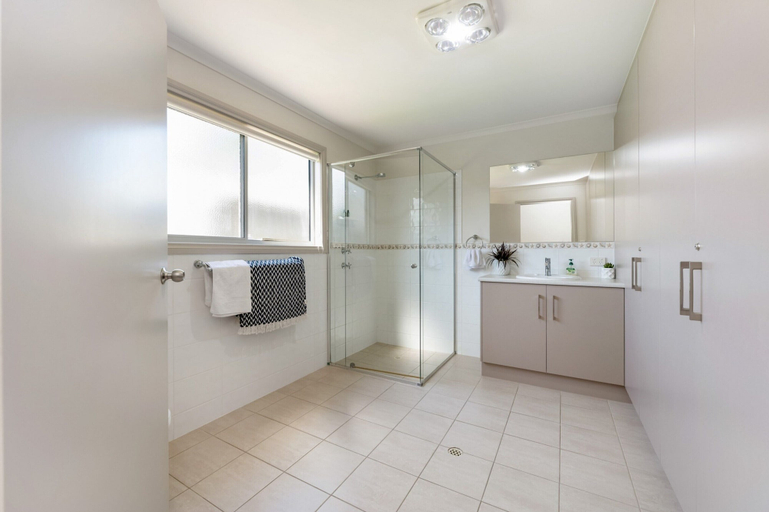 Bathroom, Spacious 3-bed Ground Level Beachside Stay, Alexandrina - Coastal